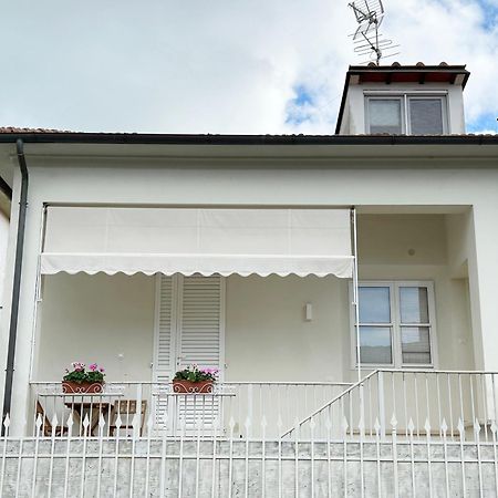 ヴァダLa Casa Di Rosi Al Mareアパートメント エクステリア 写真
