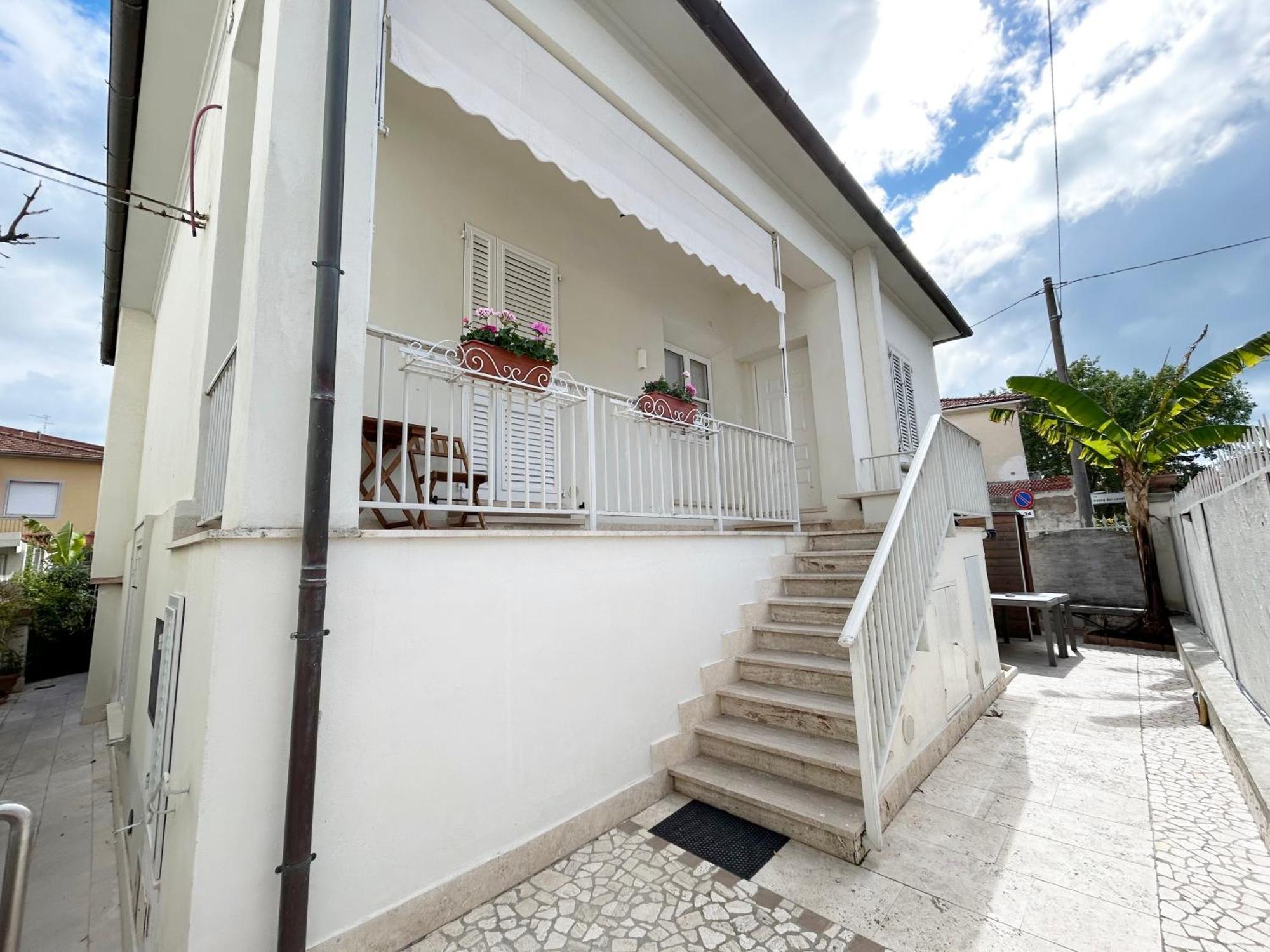 ヴァダLa Casa Di Rosi Al Mareアパートメント エクステリア 写真